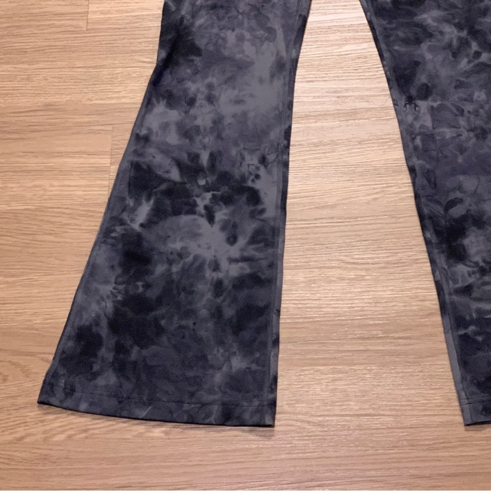 Lululemon Groove Super-High-Rise Flared Pant Nulu Diamond Dye Pitch Grey Size 8 - Picture 5 of 15